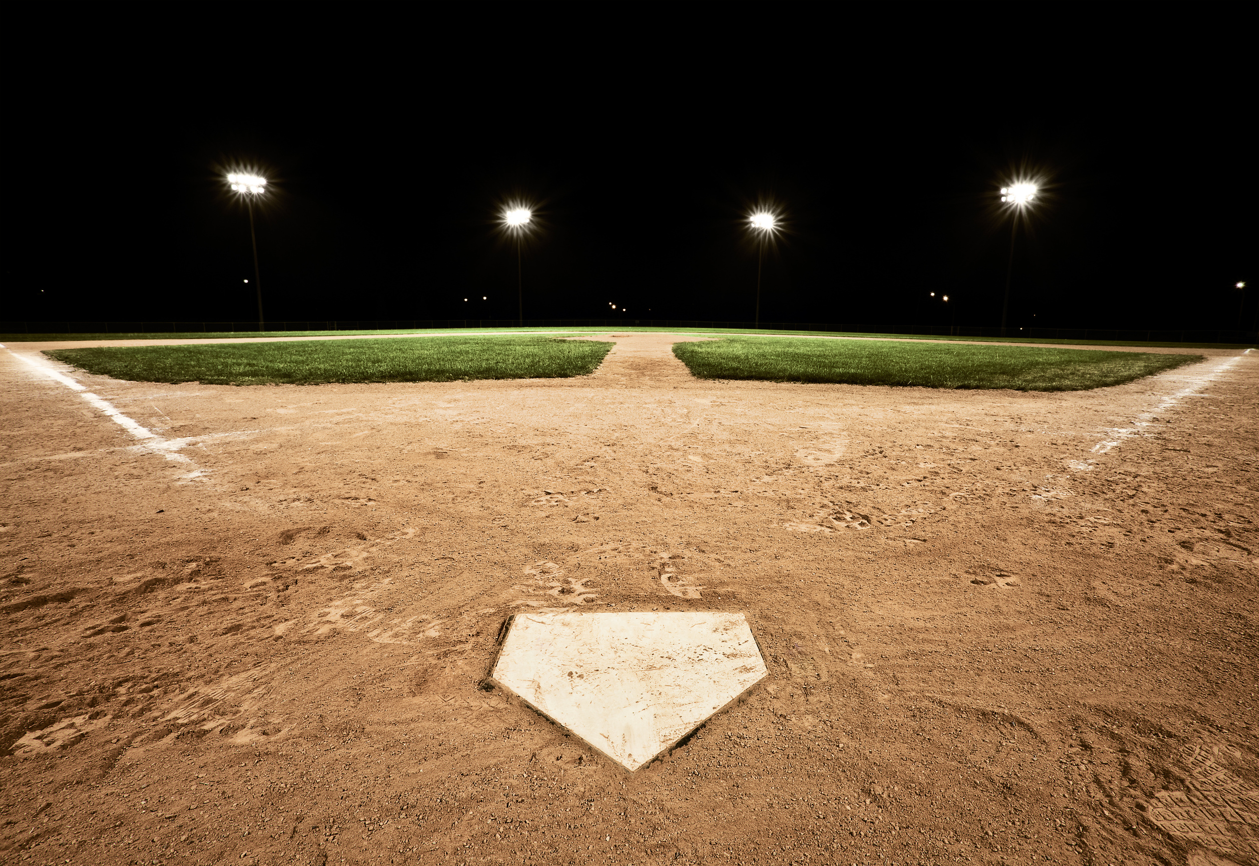 A picture of a diamond on a baseball field